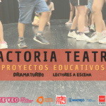 Niños y niñas participando en un taller de teatro de Factoría Teatro, moviéndose sobre el escenario durante una actividad de proyectos educativos como Dramaturbo y Lectores a Escena, fomentando la lectura, la creatividad y la expresión corporal en un entorno lúdico
