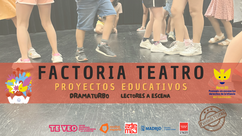 Niños y niñas participando en un taller de teatro de Factoría Teatro, moviéndose sobre el escenario durante una actividad de proyectos educativos como Dramaturbo y Lectores a Escena, fomentando la lectura, la creatividad y la expresión corporal en un entorno lúdico